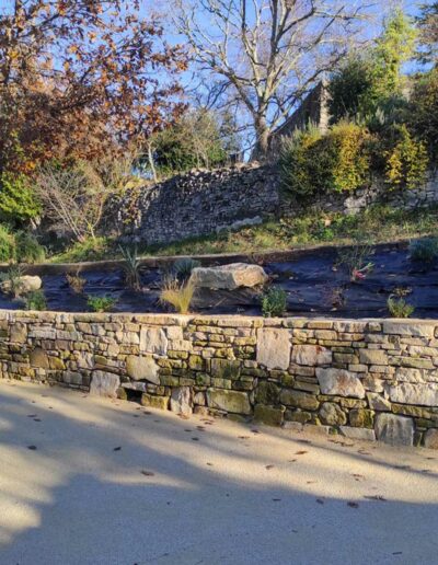 Création d'un clos en pierre et aménagement d'espaces verts